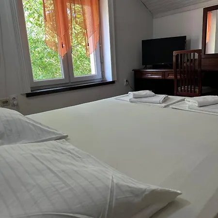 Prenociste Regina 3*